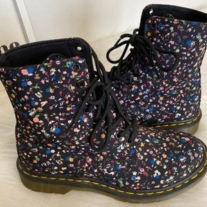 Dr Martens “Page” floral on black background size 7 (US)